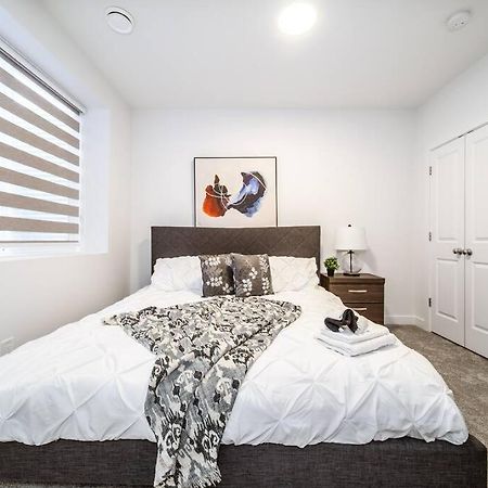 *New* Modern Suite King Bed! Netflix! Sleeps 4! Edmonton Exterior foto