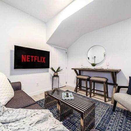 *New* Modern Suite King Bed! Netflix! Sleeps 4! Edmonton Exterior foto