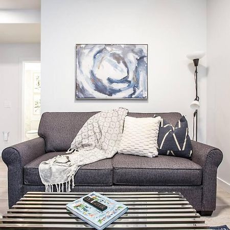 *New* Modern Suite King Bed! Netflix! Sleeps 4! Edmonton Exterior foto