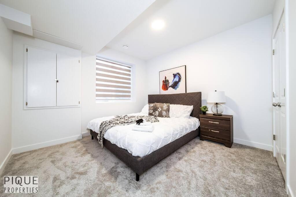 *New* Modern Suite King Bed! Netflix! Sleeps 4! Edmonton Exterior foto