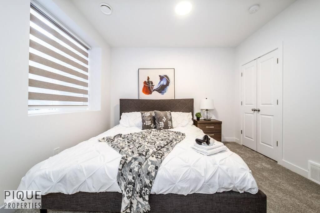 *New* Modern Suite King Bed! Netflix! Sleeps 4! Edmonton Exterior foto