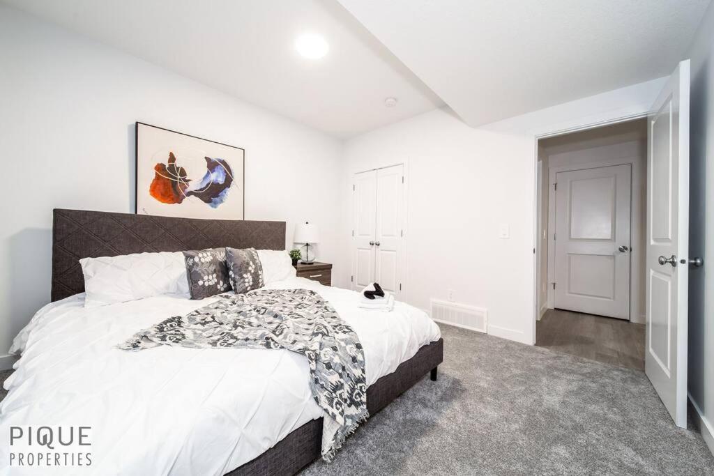 *New* Modern Suite King Bed! Netflix! Sleeps 4! Edmonton Exterior foto