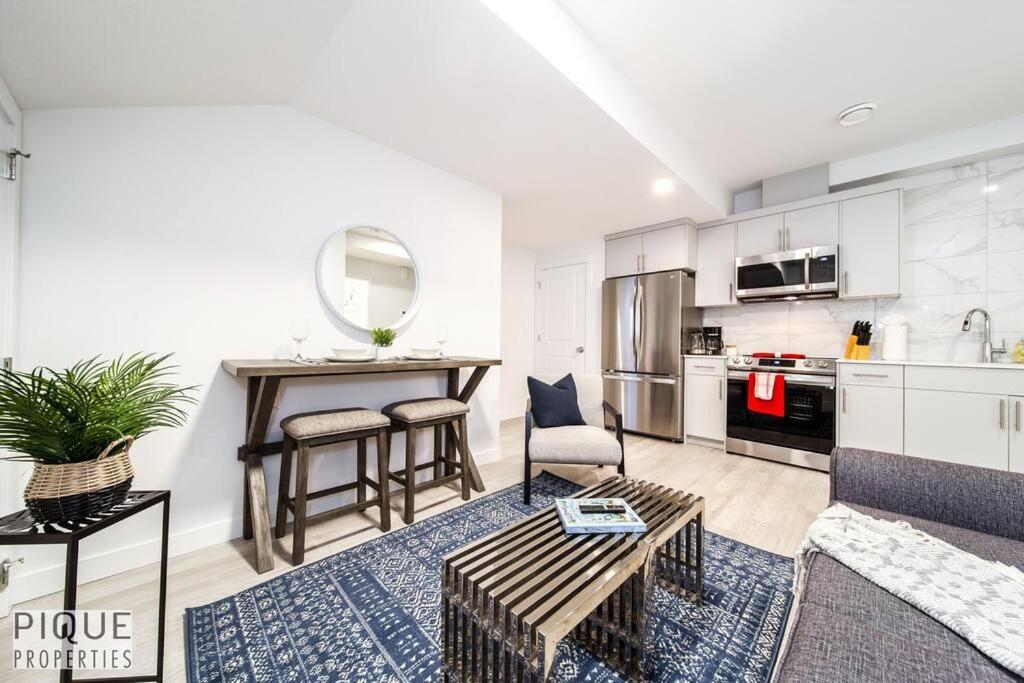*New* Modern Suite King Bed! Netflix! Sleeps 4! Edmonton Exterior foto