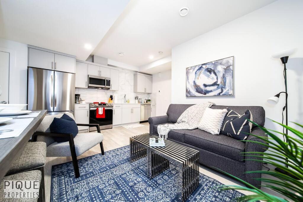 *New* Modern Suite King Bed! Netflix! Sleeps 4! Edmonton Exterior foto