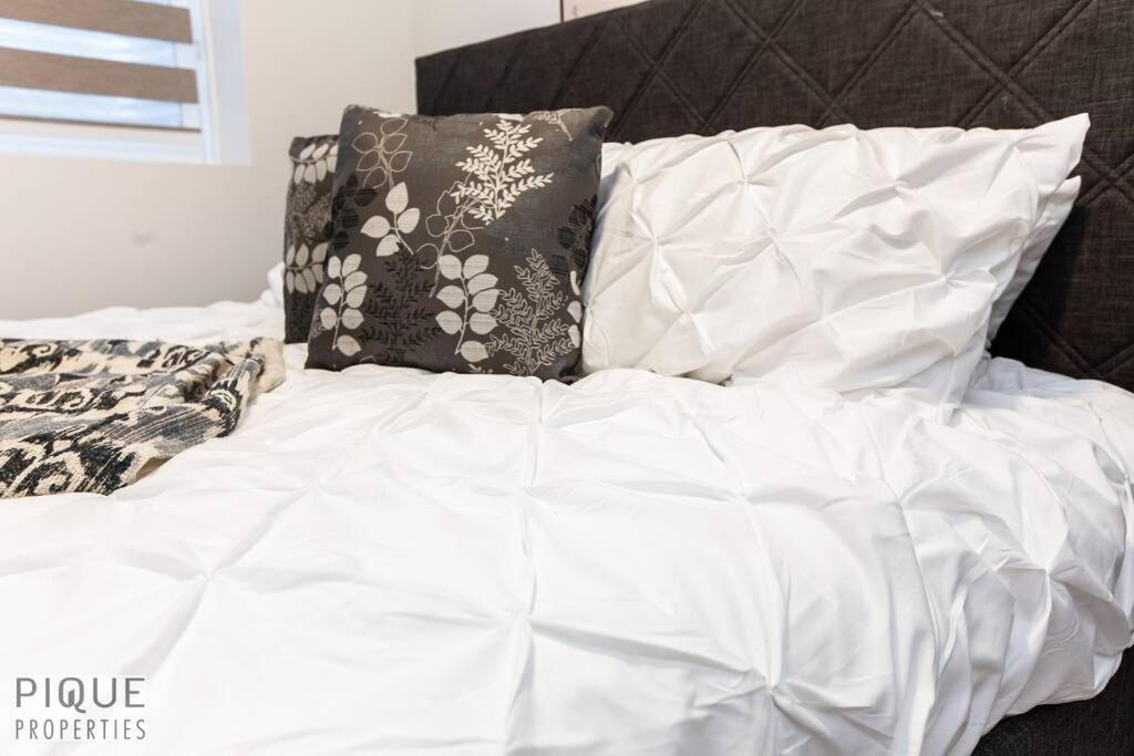 *New* Modern Suite King Bed! Netflix! Sleeps 4! Edmonton Exterior foto