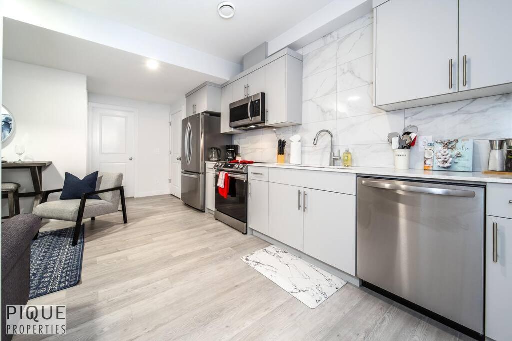 *New* Modern Suite King Bed! Netflix! Sleeps 4! Edmonton Exterior foto