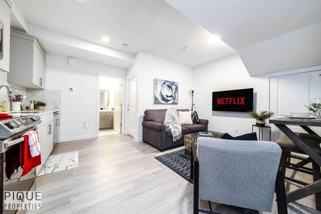 *New* Modern Suite King Bed! Netflix! Sleeps 4! Edmonton Exterior foto