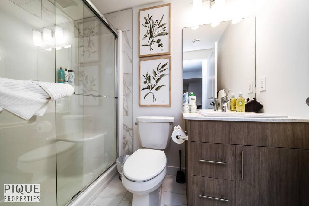 *New* Modern Suite King Bed! Netflix! Sleeps 4! Edmonton Exterior foto