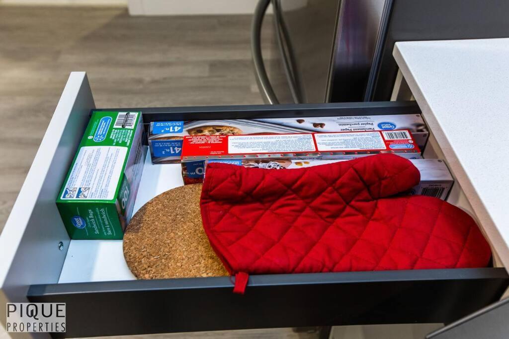*New* Modern Suite King Bed! Netflix! Sleeps 4! Edmonton Exterior foto